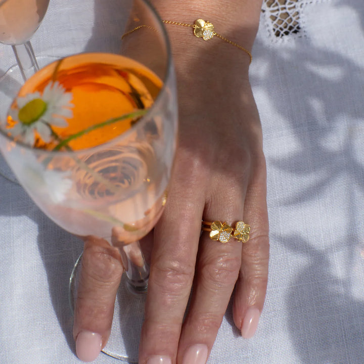 Flora Danica Der vierblättrige Kleeblatt-Ring mit Pavé-Vergoldung zeigt einen eleganten goldfarbenen Ring mit einem vierblättrigen Kleeblatt-Design. Modell 907-flc-ri-g-pave-001-2