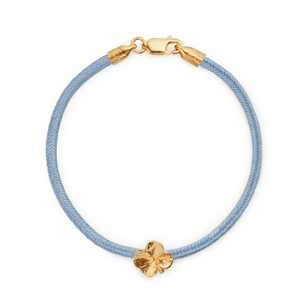 Flora Danica Vierblättriges Kleeblatt-Seidenarmband mit blauer Vergoldung, Nahaufnahme mit blauer Seidenkordel und vierblättrigem Kleeblatt-Anhänger in Gold. Modell907-flc-seidenblau-g-001-1.