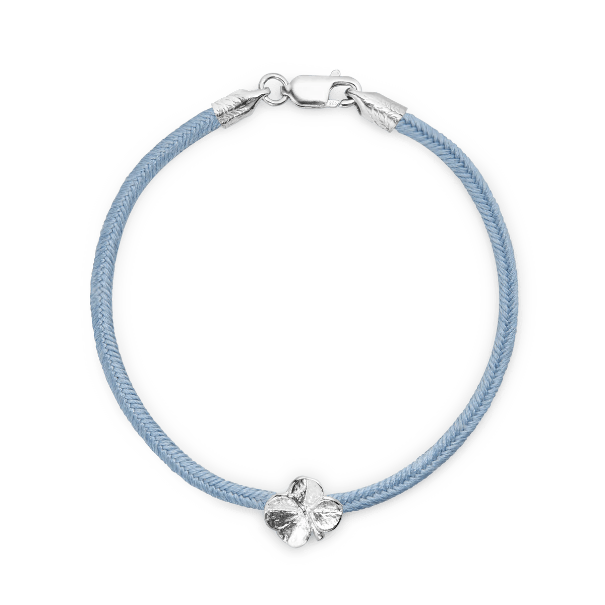 Flora Danica Vierblättriges Kleeblatt-Seidenarmband mit blauer Seidenkordel und silbernem vierblättrigem Kleeblatt-Detail, Modell 907-FLC-SILK-BLUE-S-001-1.