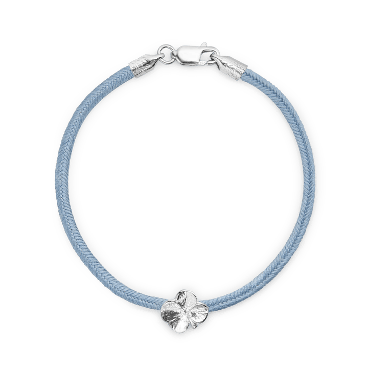 Flora Danica Firklover silke armbånd med blå silkesnor og sølv firkløver detalje, Model 907-FLC-SILK-BLUE-S-001-1.