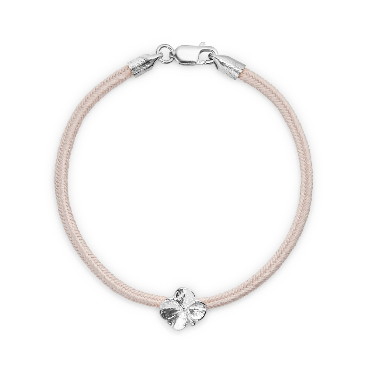 Flora Danica Vierblättriges Kleeblatt-Seidenarmband Pink Silver zeigt ein rosafarbenes Seidenarmband mit einem silbernen vierblättrigen Kleeblatt-Anhänger, Modell 907-flc-silk-rose-s-001.