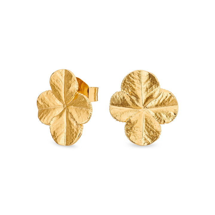 Flora Danica Clover Statement Studs zeigen zwei goldene, vierzackige Ohrstecker mit glänzender, matter Oberfläche. Modell 907-FLC-STPC