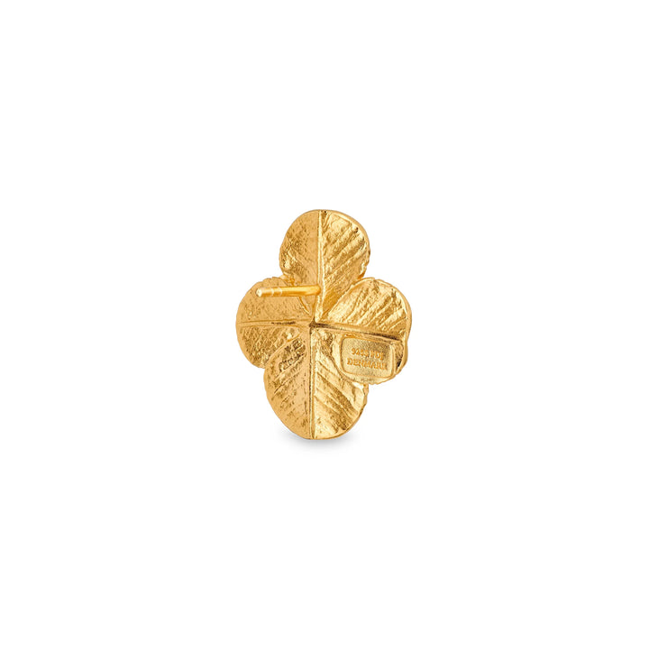 Flora Danica Statement-Ohrringe mit vierblättrigem Kleeblatt, vergoldete vierblättrige Kleeblatt-Ohrstecker mit matter Textur auf weißem Hintergrund. Modell 907-FLC-STPC