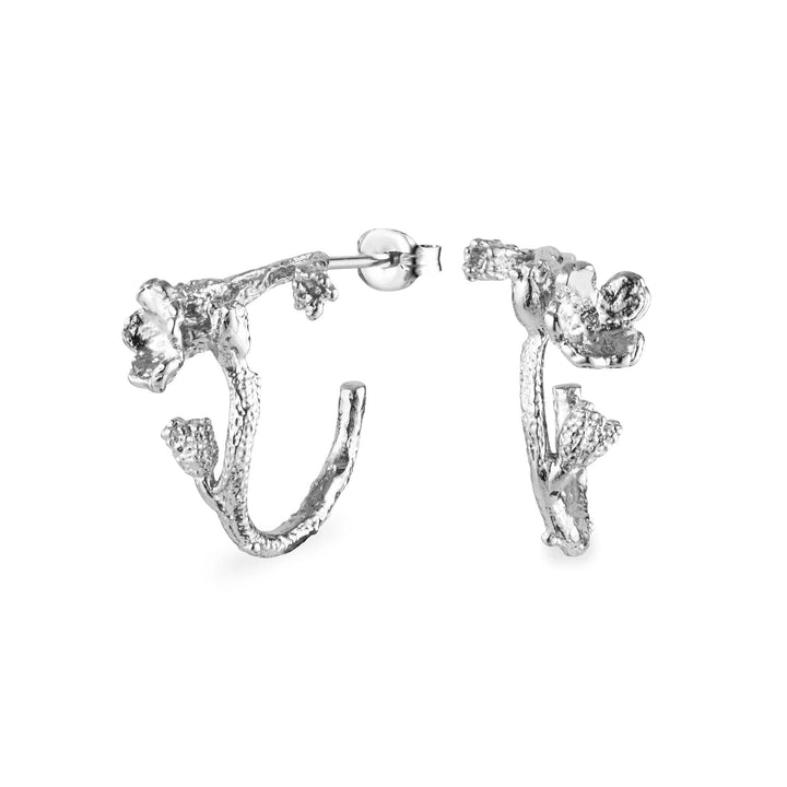 Flora Danica Vergissmeinnicht-Creolen aus Silber mit floralen Details und organischer Oberfläche, Modell 907-fmn-hopc-s