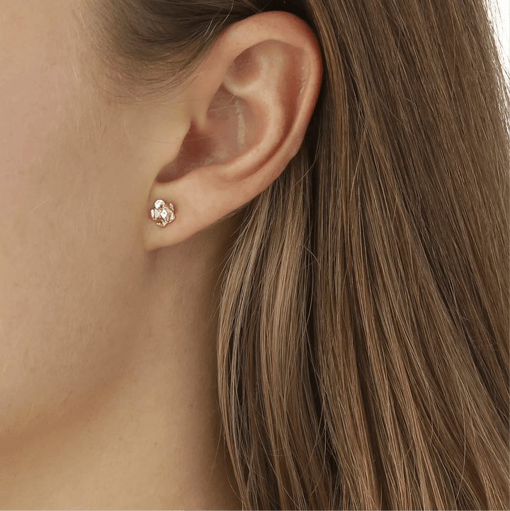 Flora Danica Vergessen Sie die kleinen Ohrstecker aus 18-karätigem Gold am Ohr, detailliertes Blumenmuster. Modell fmn-stpc-18k-g-2