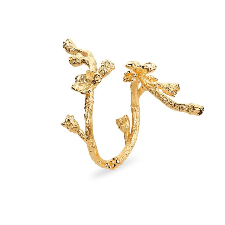 Flora Danica Vergissmeinnicht-Statement-Ring im vergoldeten organischen Design, sichtbar als offener Blütenzweig, Modell FMN-STRI-G-001-1