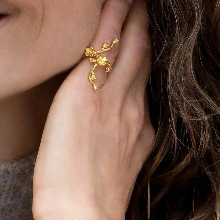 Flora Danica Zur Schau gestellter Vergissmeinnicht-Statement-Ring mit glänzendem Goldton und Blumenmuster. Modell FMN-STRI-G-001-2