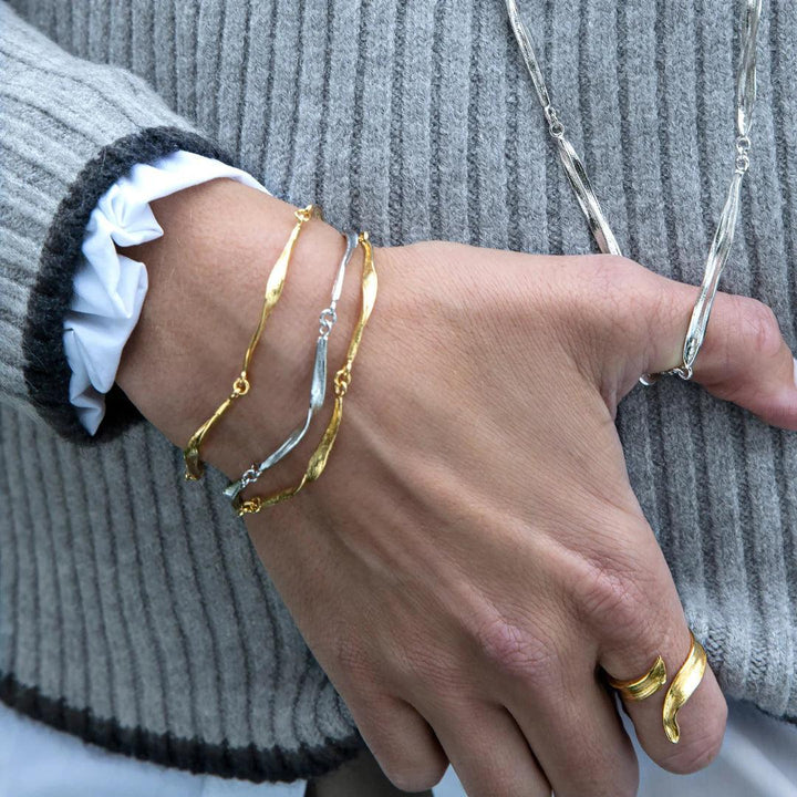 Flora Danica Grass-Armband Vergoldetes, elegantes Armband in Gold- und Silberoptik am Handgelenk. Modell 907-GR-BRLO-G-2.