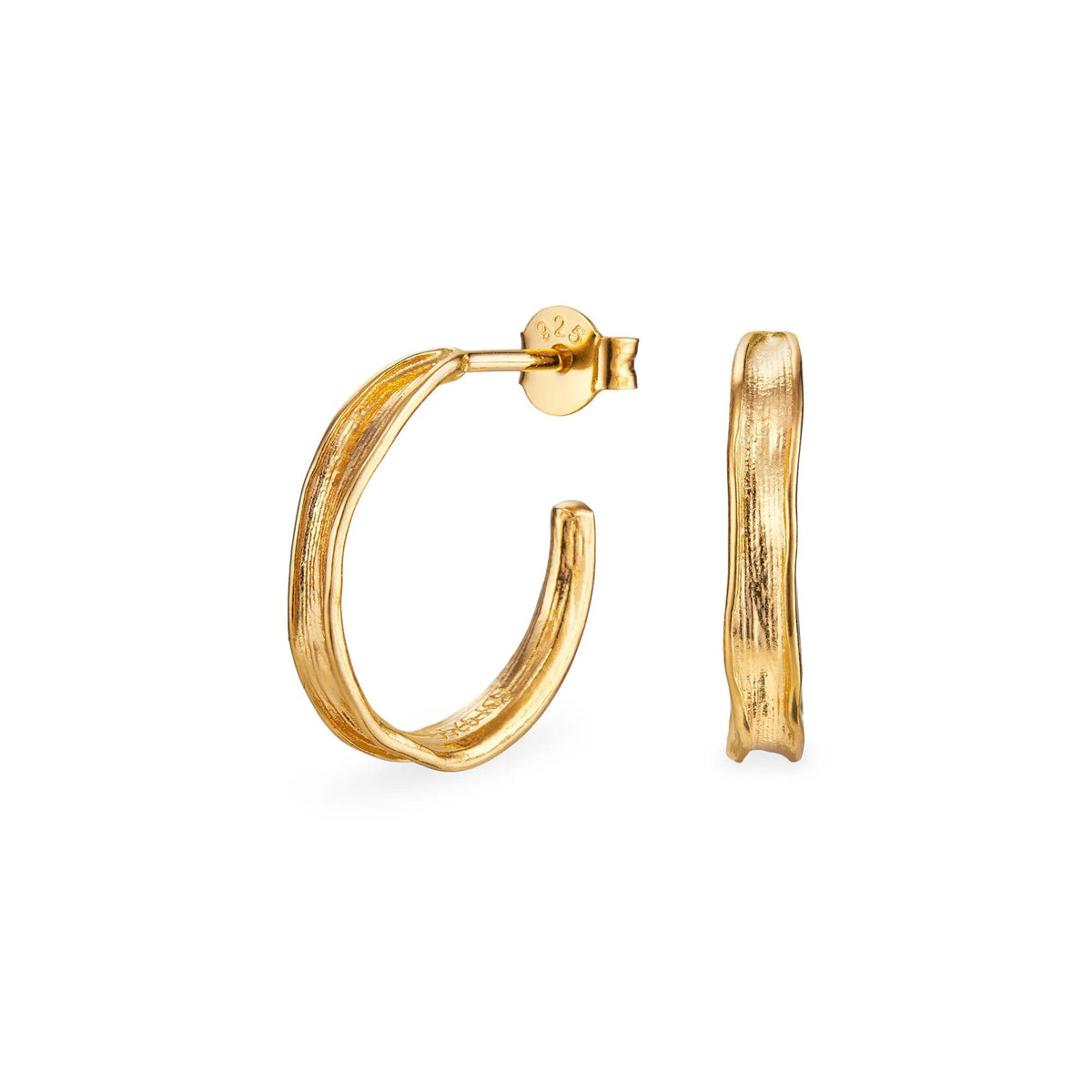 Flora Danica Grass Hoops Silber Vergoldete, runde, strukturierte Ohrringe aus goldenem Metall auf weißem Hintergrund. Modell 907-GR-HOPC-G-1