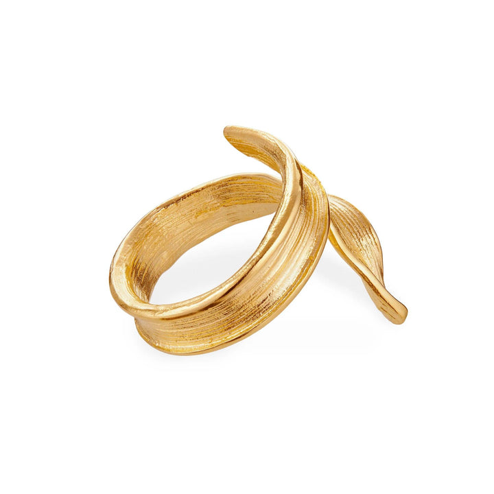 Flora Danica Der Grass-Statement-Ring mit Silbervergoldung präsentiert einen organisch gedrehten mattgoldenen Ring mit Textur. Modell 907-GR-STRI-G-001