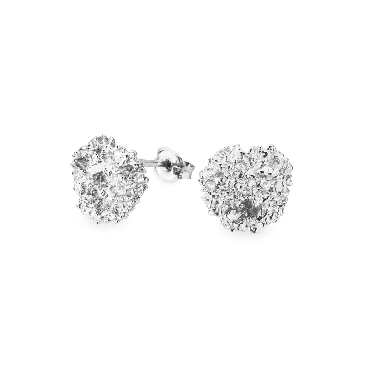 Flora Danica parsley ear studs silver shows a pair of shiny silver ear studs with a detailed leaf structure. Modell 907-par-stpc-s-1