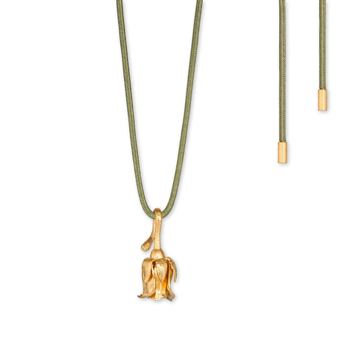 Flora Danica Rose mit Seidenhalskette, detaillierte goldene Blume an grüner Seidenschnur. Modell 907-ros-silkne-g-1