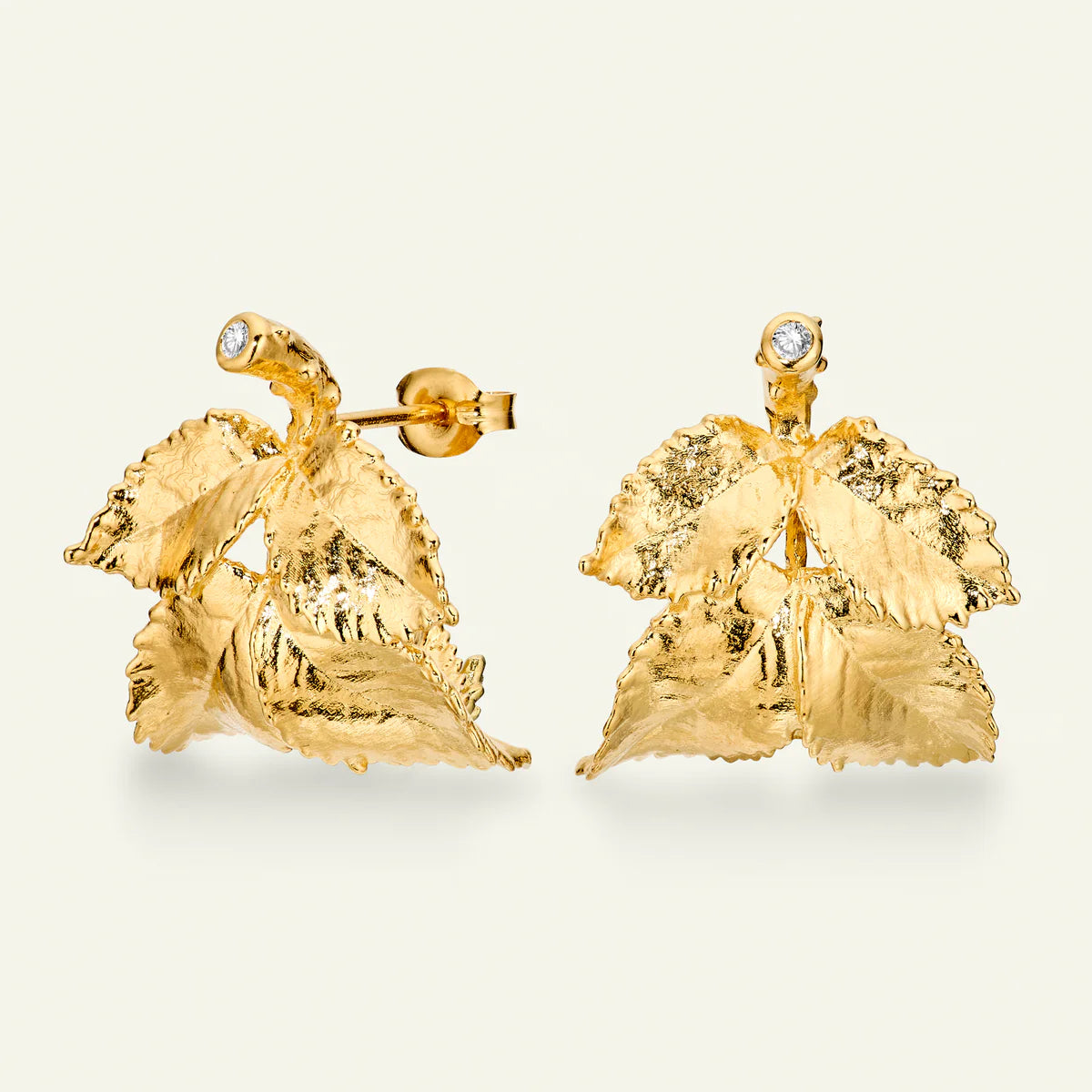 Flora Danica Rosenblatt-Creolen mit Diamanten im vergoldeten Design, Blattmuster und Brillant an der Oberseite. Modell ROS-HOPC-G-1