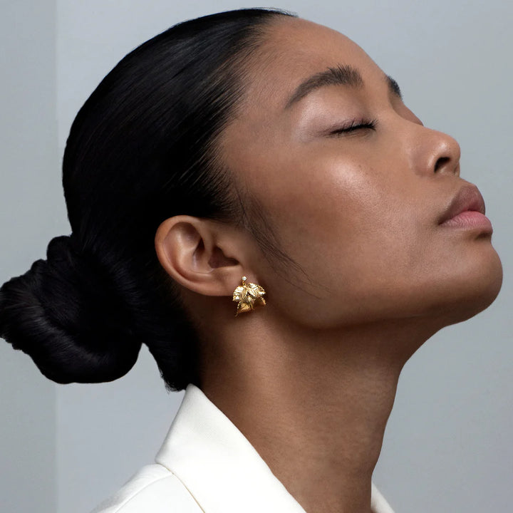 Flora Danica Rosenblad Creolen mit Diamanten am Ohr getragen, detaillierte Goldoptik, Modell hopc-g-2