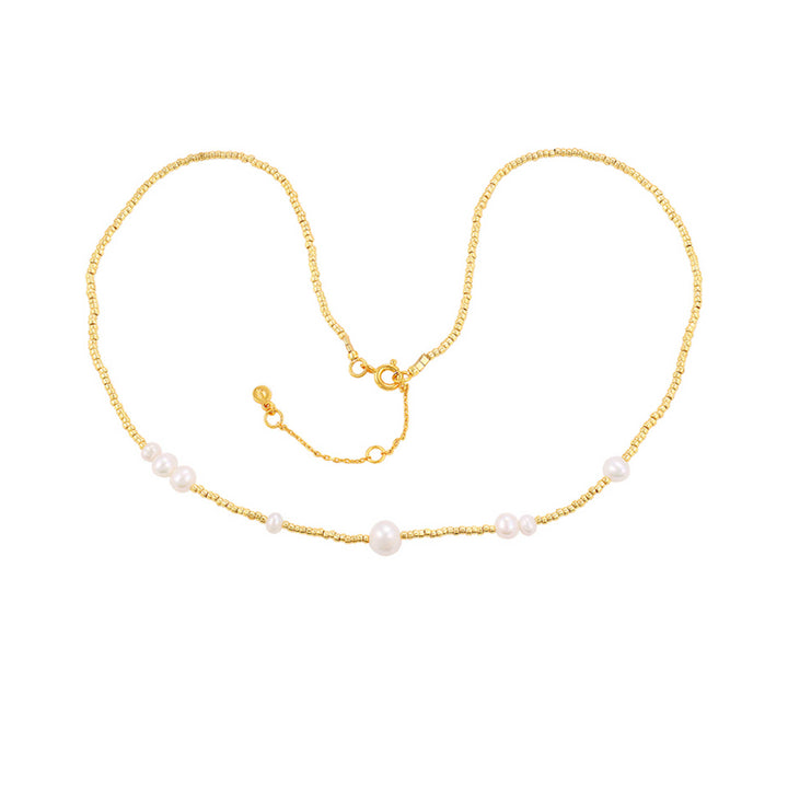 Hultquist Copenhagen Aria Perlenkette, elegante goldfarbene Kette mit kleinen weißen Perlen, Modell S08623G-1.