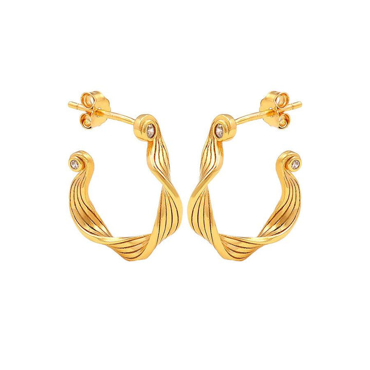 Hultquist Copenhagen Audrey vergoldete Creolen mit gedrehtem Design und kleinen klaren Steinen. Modell S08601G-1