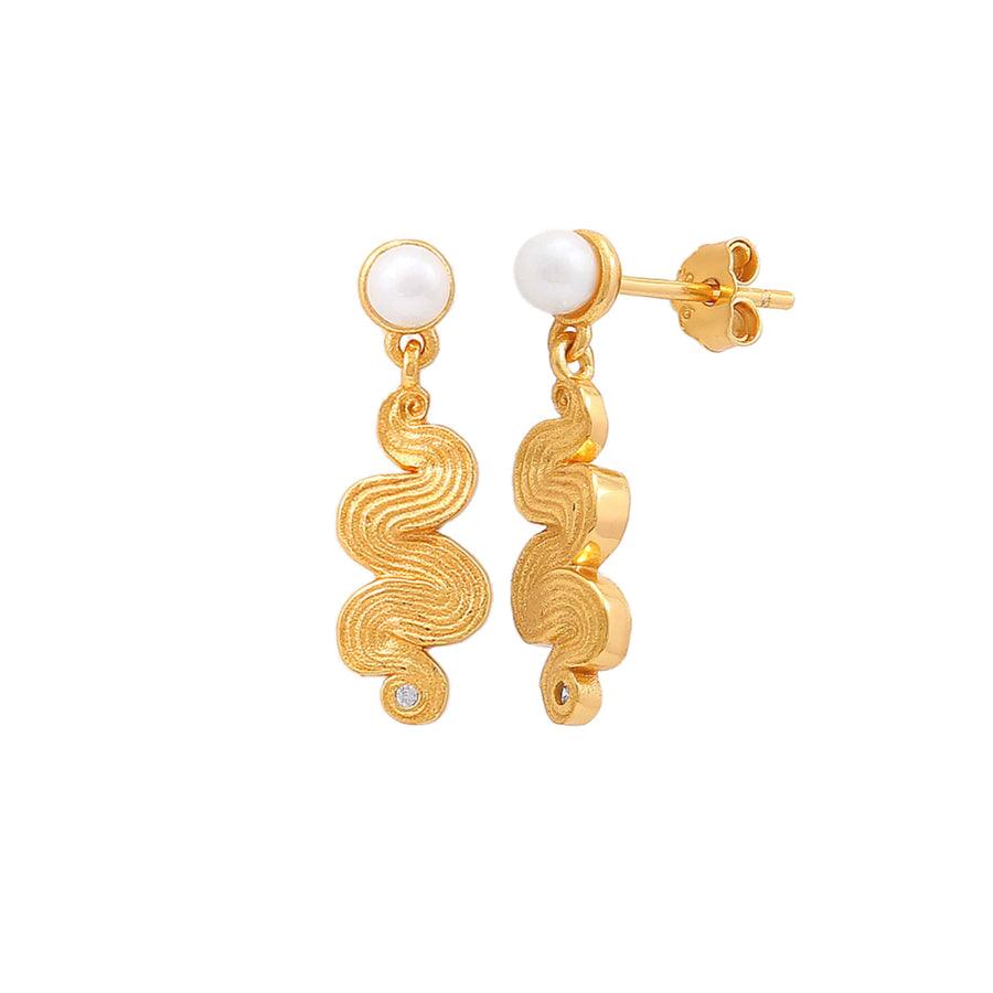 Hultquist Copenhagen Audrey Pearl vergoldete Ohrringe mit weißer Perle und Wellenstruktur, Modell S08586G-1