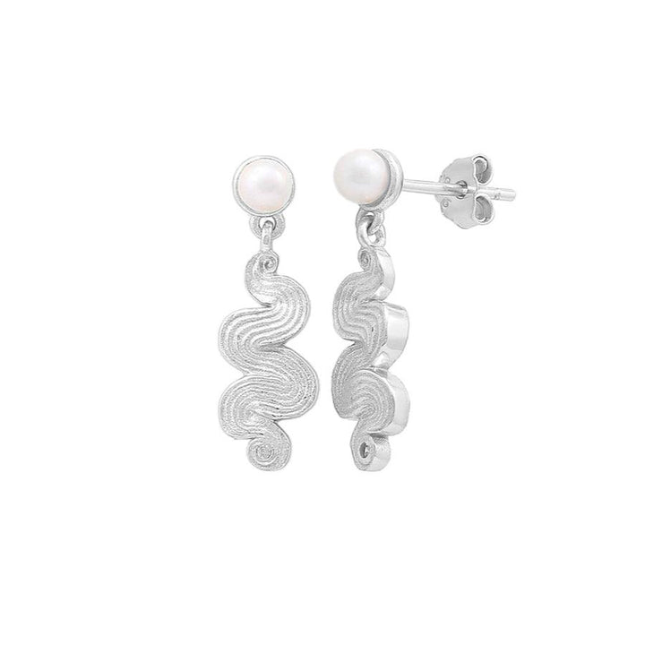 Hultquist Copenhagen Audrey Pearl Silberohrringe mit gewelltem Silberdesign und weißer Perle. Modell S08586S.