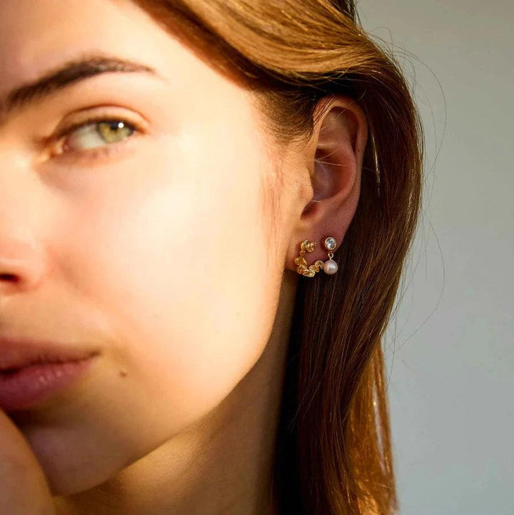 Hultquist Copenhagen Audrey Petite vergoldete Ohrringe mit Perle und Stein am Ohr, Modell S08603G-2.