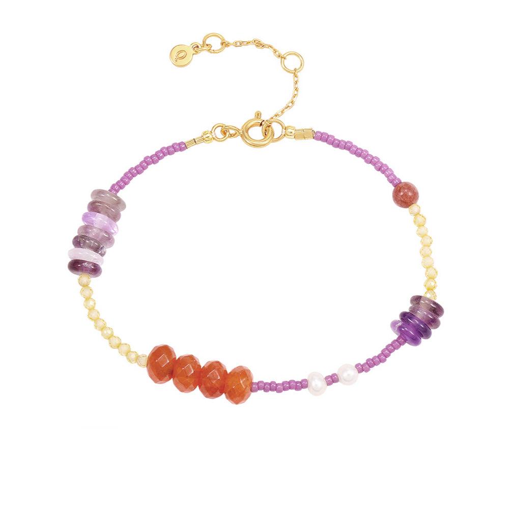 Hultquist Copenhagen Elsie Perle Armband mit lila, orangen und gelben Perlen in einer goldenen Kette. Modell S08585G-1