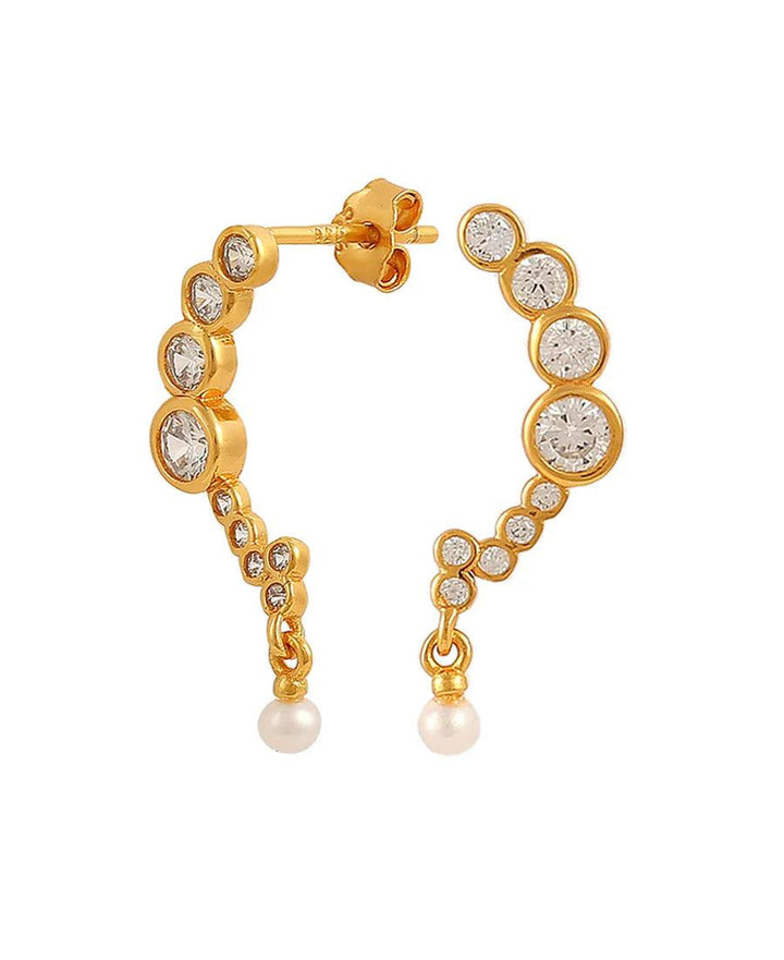 Hultquist copenhagen Die vergoldeten Harper-Ohrringe verfügen über gebogene Creolen mit klaren Steinen und Perlenanhängern in Goldoptik. Modell S08604G-2