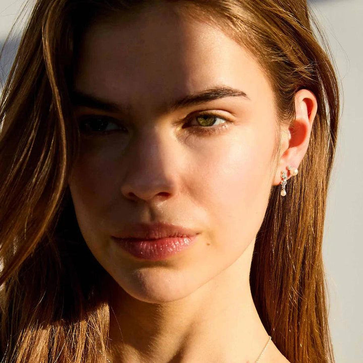 Hultquist Copenhagen Harper Pearl Silber-Ohrstecker, getragen vom Model im Sonnenlicht, Modell S08605S