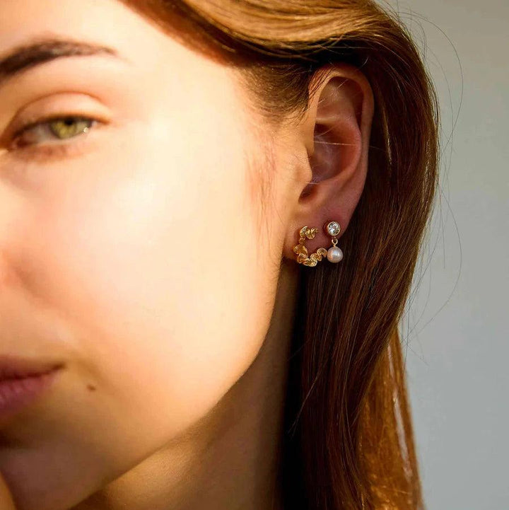 Hultquist Copenhagen Harper Petite vergoldete Ohrringe am Ohr abgebildet, Gold und Perle, Modell S08589G-2