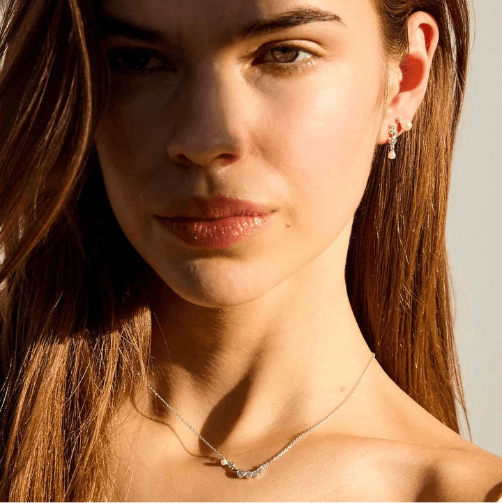 Hultquist Copenhagen Harper-Silberhalskette mit Zirkonia, getragen von einer Frau, Modell 1S08606S-2.