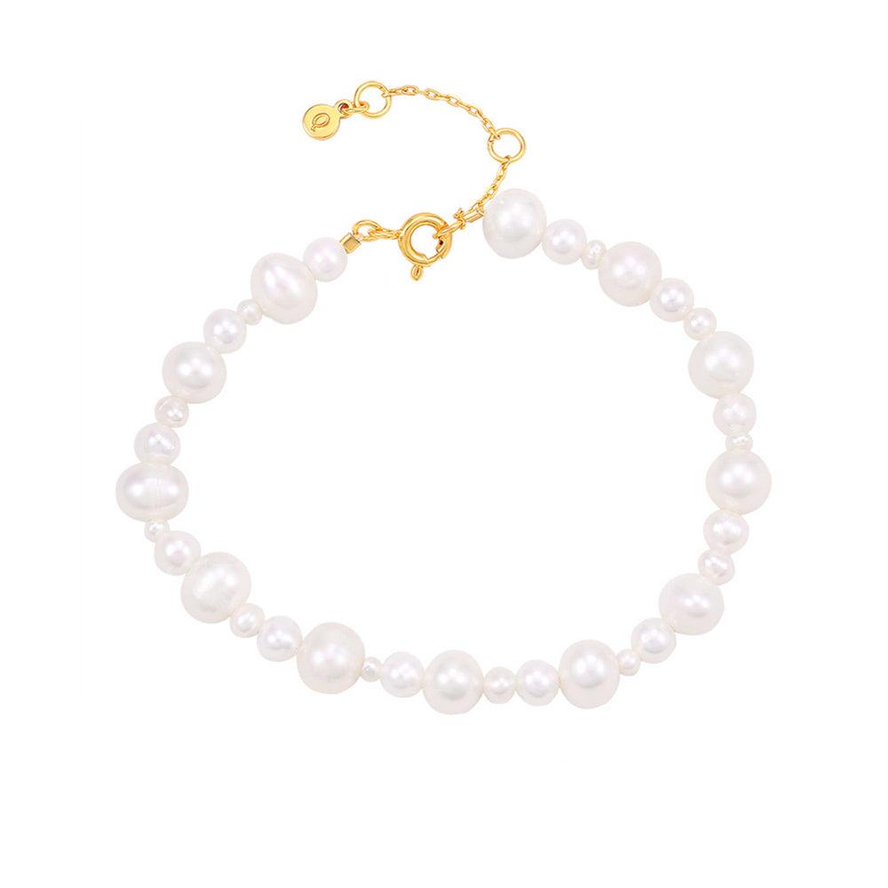 Hultquist Copenhagen Josephine-Armband mit unregelmäßigen weißen Perlen und goldfarbenem Verschluss. Modell S08559G-1
