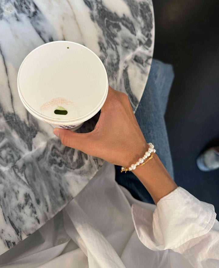 Hultquist Copenhagen Josephine-Armband mit weißen Perlen und goldenen Details, Modell S08559G-2.