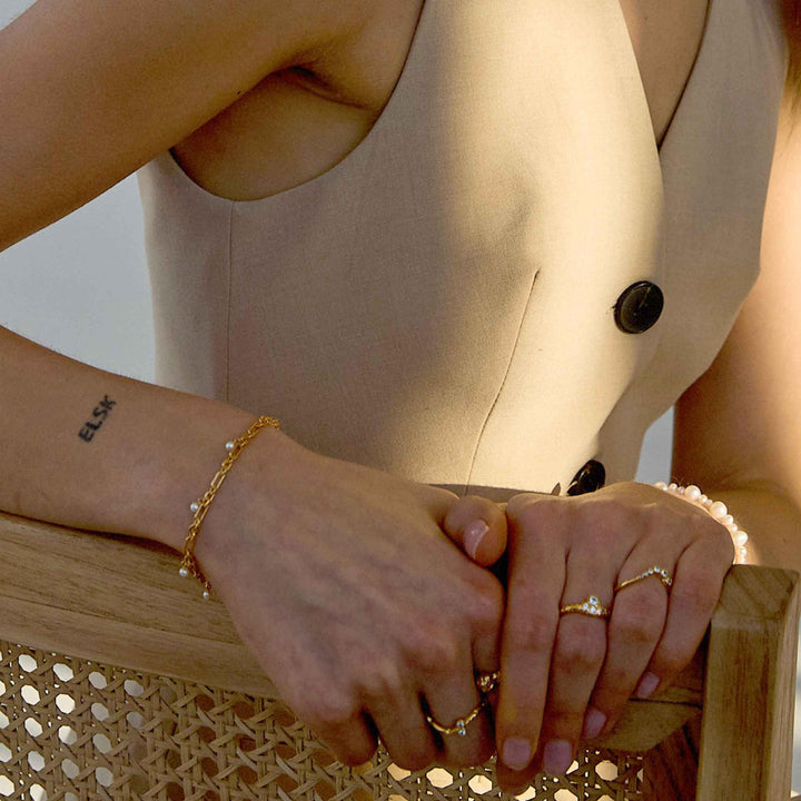 Hultquist Copenhagen Lainey vergoldetes Armband am Handgelenk getragen, Perlendetails sichtbar. Modell S08591G-1