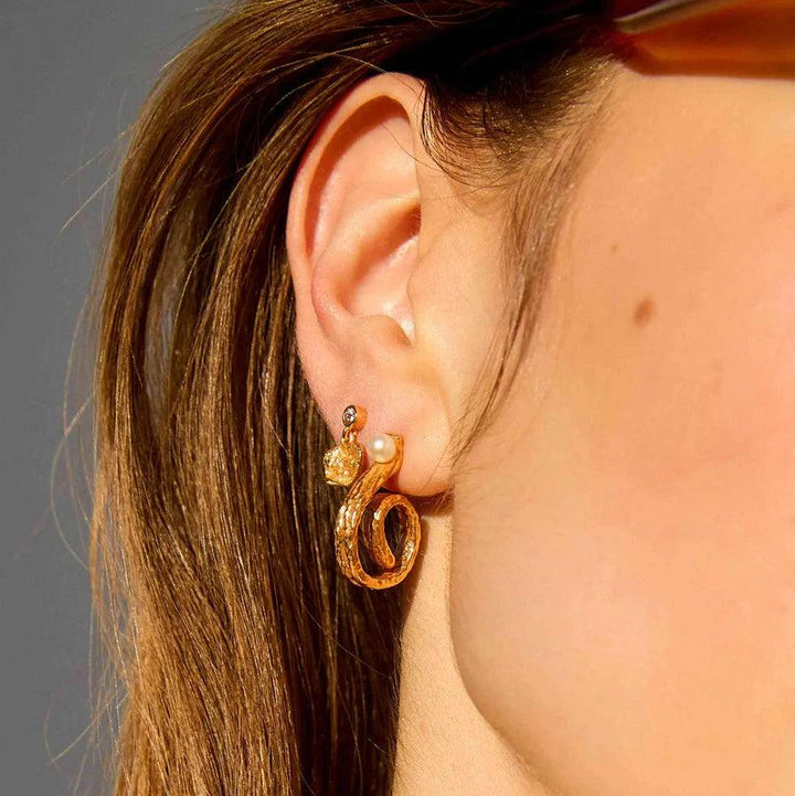 Hultquist Copenhagen Lainey Petite vergoldete Ohrringe werden getragen, organische Form und goldene Farbe. Modell S08610G-2