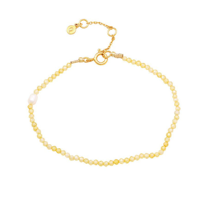 Hultquist Copenhagen Layla Pearl Armband mit kleinen gelben Perlen und einer weißen Süßwasserperle, Modell S08595G-1.