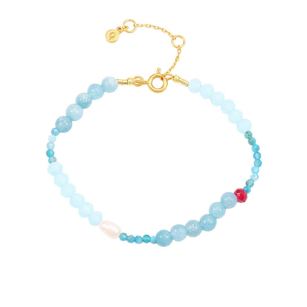 Hultquist Copenhagen Lia Perlenarmband mit kleinen blauen Perlen, goldenem Verschluss und verstellbarer Kette. Modell S08584G-1.