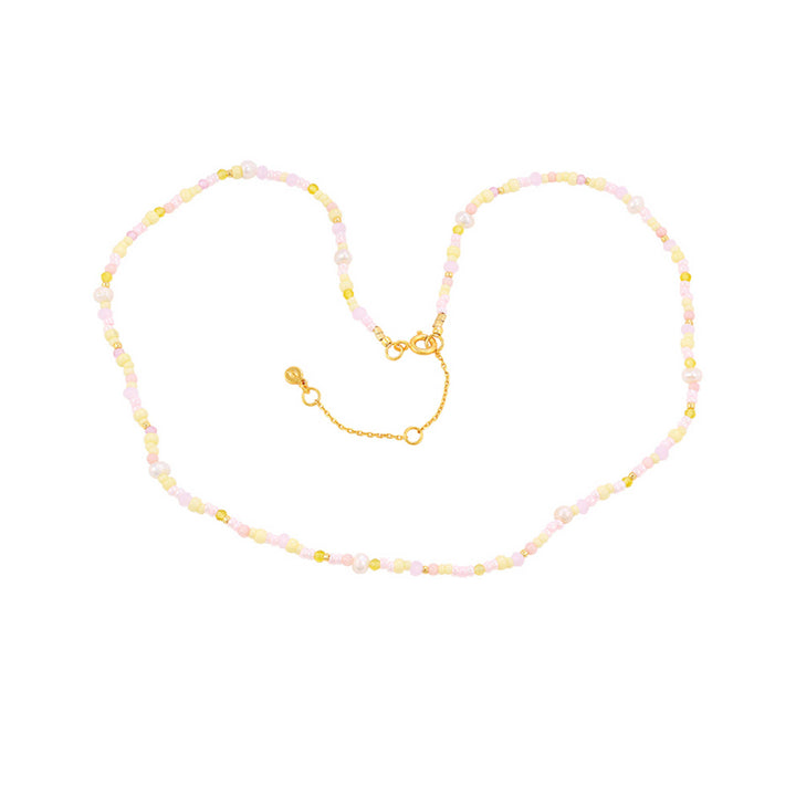 Hultquist Copenhagen Liv Perle Halskette mit pastellfarbenen Perlen und goldfarbenen Details auf weißem Hintergrund. Modell S08624G-1