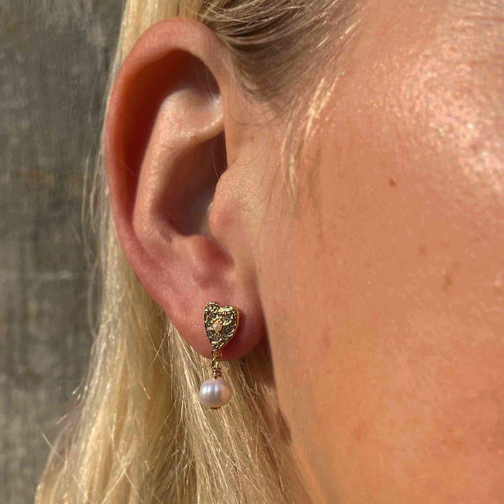 Hultquist Copenhagen Lucia Pearl Heart Ohrringe in Gold mit weißer Perle zum Tragen am Ohr, Modell S08548G-2