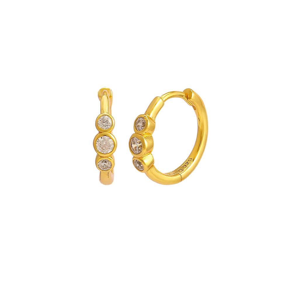Hultquist Copenhagen Magnolia Hoops S08562G, runde Ohrringe in Goldfarbe mit drei klaren Steinen, Modell S08562G.