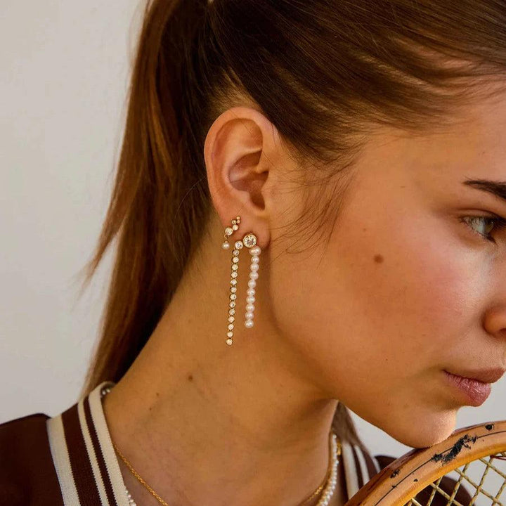 Hultquist Copenhagen Sienna Pearl vergoldete Ohrringe, getragen von einer Frau, elegant mit Perlendetails, Modell S08608G-2.