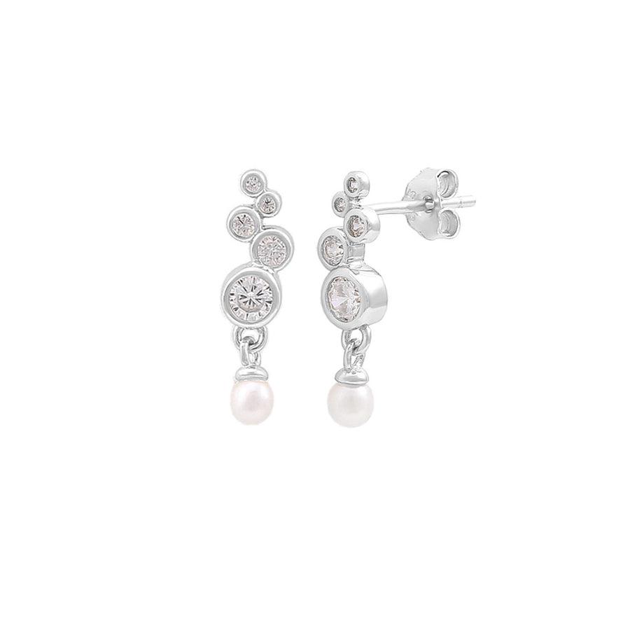 Hultquist Copenhagen Sienna Pearl Silver Earring zeigt ein Set aus Silberohrringen mit weißen Perlen und funkelnden Steinen. Modell S08608S-1.