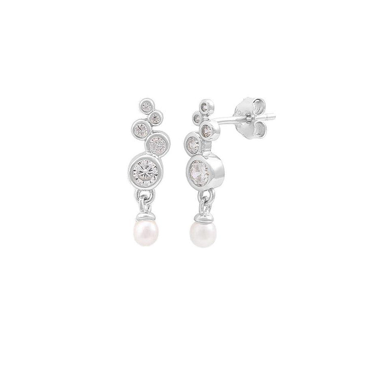 Hultquist Copenhagen Sienna Pearl Silver Earring zeigt ein Set aus Silberohrringen mit weißen Perlen und funkelnden Steinen. Modell S08608S-1.