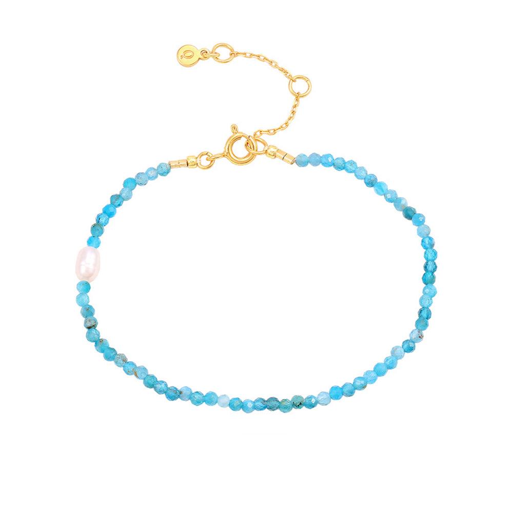 Hultquist Copenhagen Wren Perle Armband mit blauen Perlen, weißer Süßwasserperle und Goldverschluss. Modell S08580G-1.