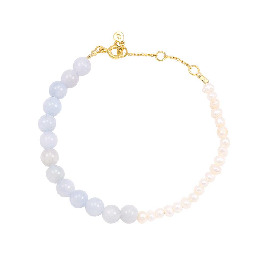 Hultquist Fabienna Armband mit hellblauen Perlen, weißen Süßwasserperlen und goldfarbener Kette. Modell S08530G-1