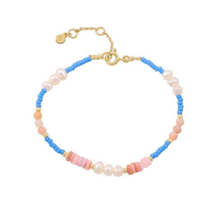 Hultquist Gabbie Armband mit blauen Perlen, rosa Details und verstellbarem goldfarbenem Verschluss. Modell S08527G-1.