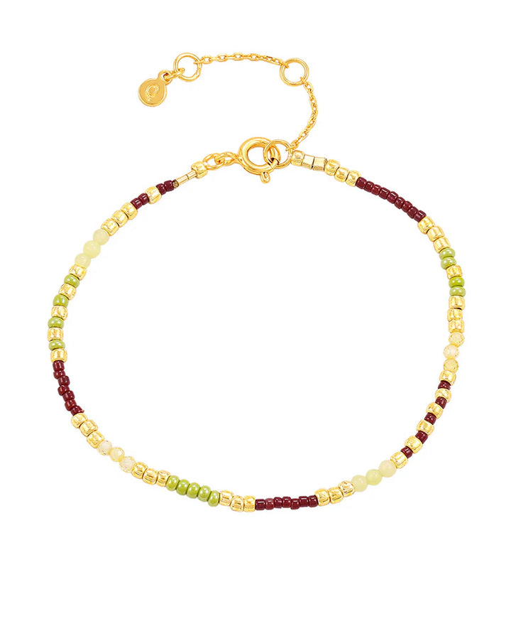 Hultquist-Glücksarmband mit grünen, gelben und burgunderfarbenen Perlen und goldfarbenen Details. Modell S08638G-1.