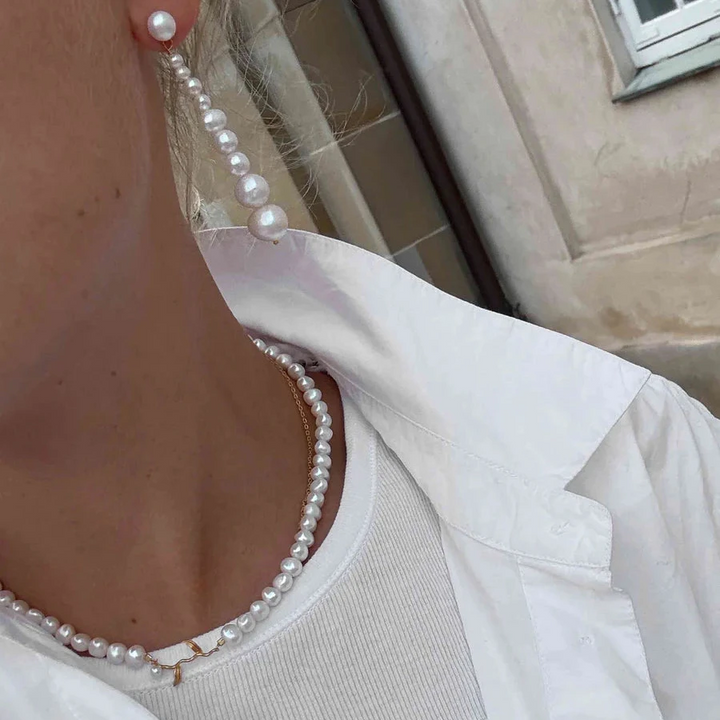 Hultquist Marigold Pearl Halskette am Hals, klassische Perlenkette in Weiß. Modell S08660G-2.