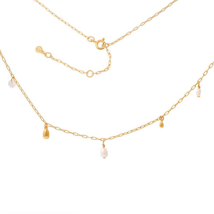 Hultquist Pebble-Halskette aus vergoldetem Silber mit feinen Kettengliedern und kleinen Perlen- und Tropfendetails. Modell S08485G-S08485G-1