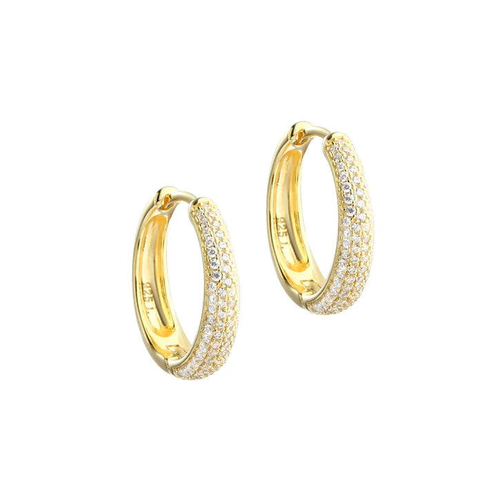 Guldfarvede øreringe hoops med funklende hvide sten i flere rækker, elegant og moderne look. Model ipxaruxqeeaxxyof2hyh