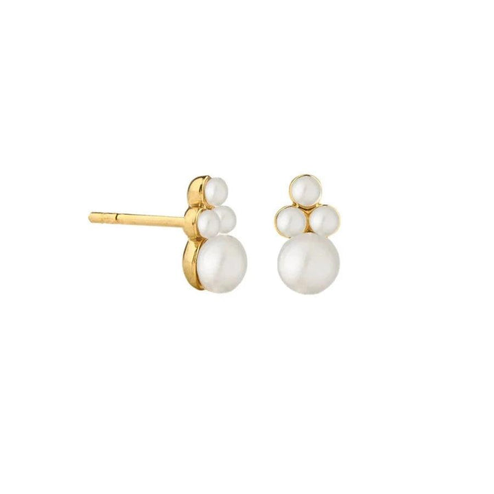 Jeberg Jewellery Cordelia Pearly Stud zeigt kleine Ohrstecker in Gold mit drei weißen Perlen. Modell 52710-1