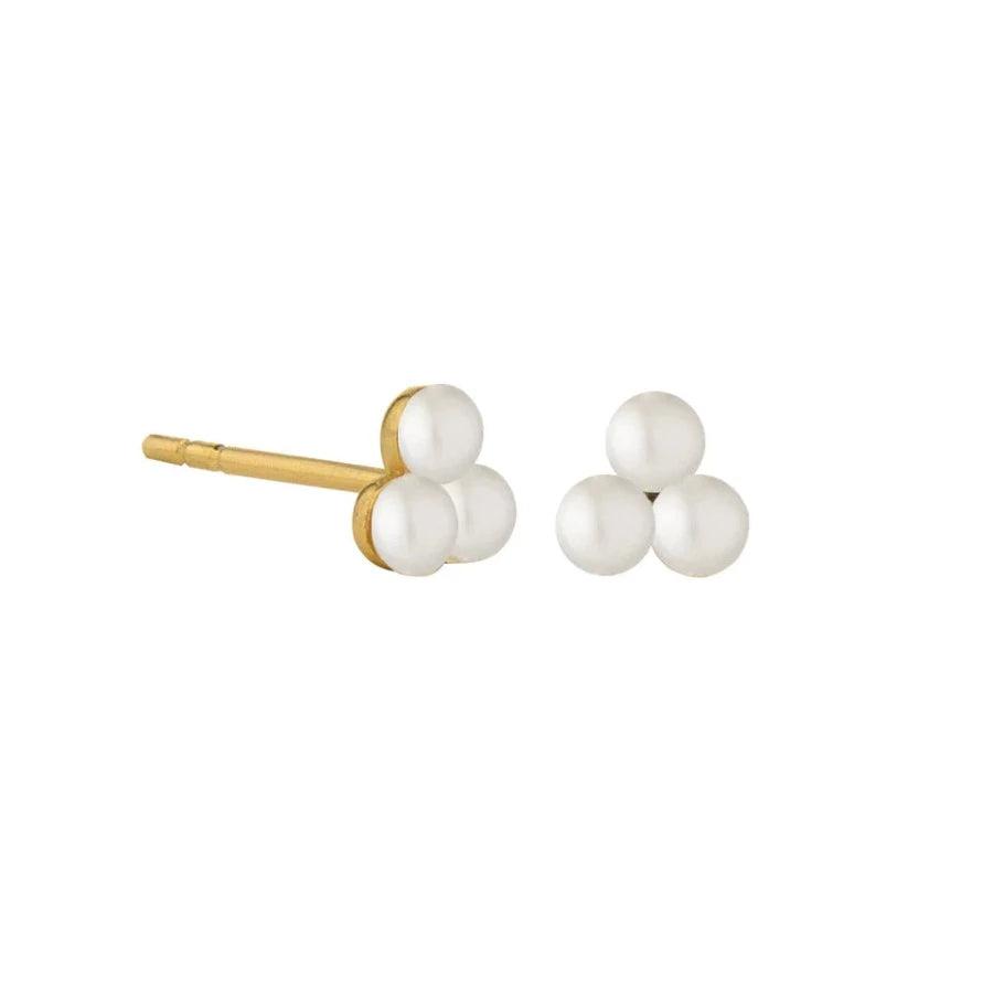 Jeberg Jewellery Cordelia Triple Pearl Stud, feine Ohrringe in Gold mit drei weißen Perlen. Modell 52715-1.