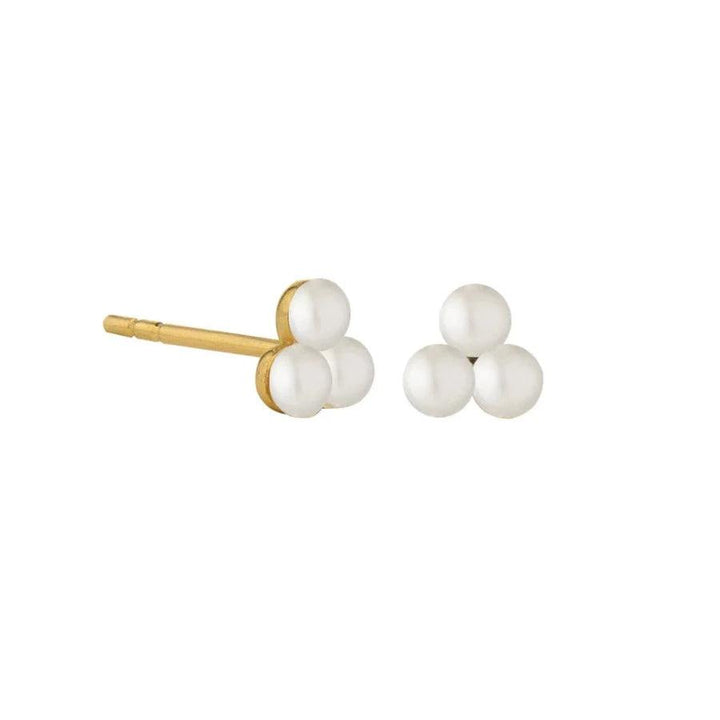 Jeberg Jewellery Cordelia Triple Pearl Stud, feine Ohrringe in Gold mit drei weißen Perlen. Modell 52715-1.